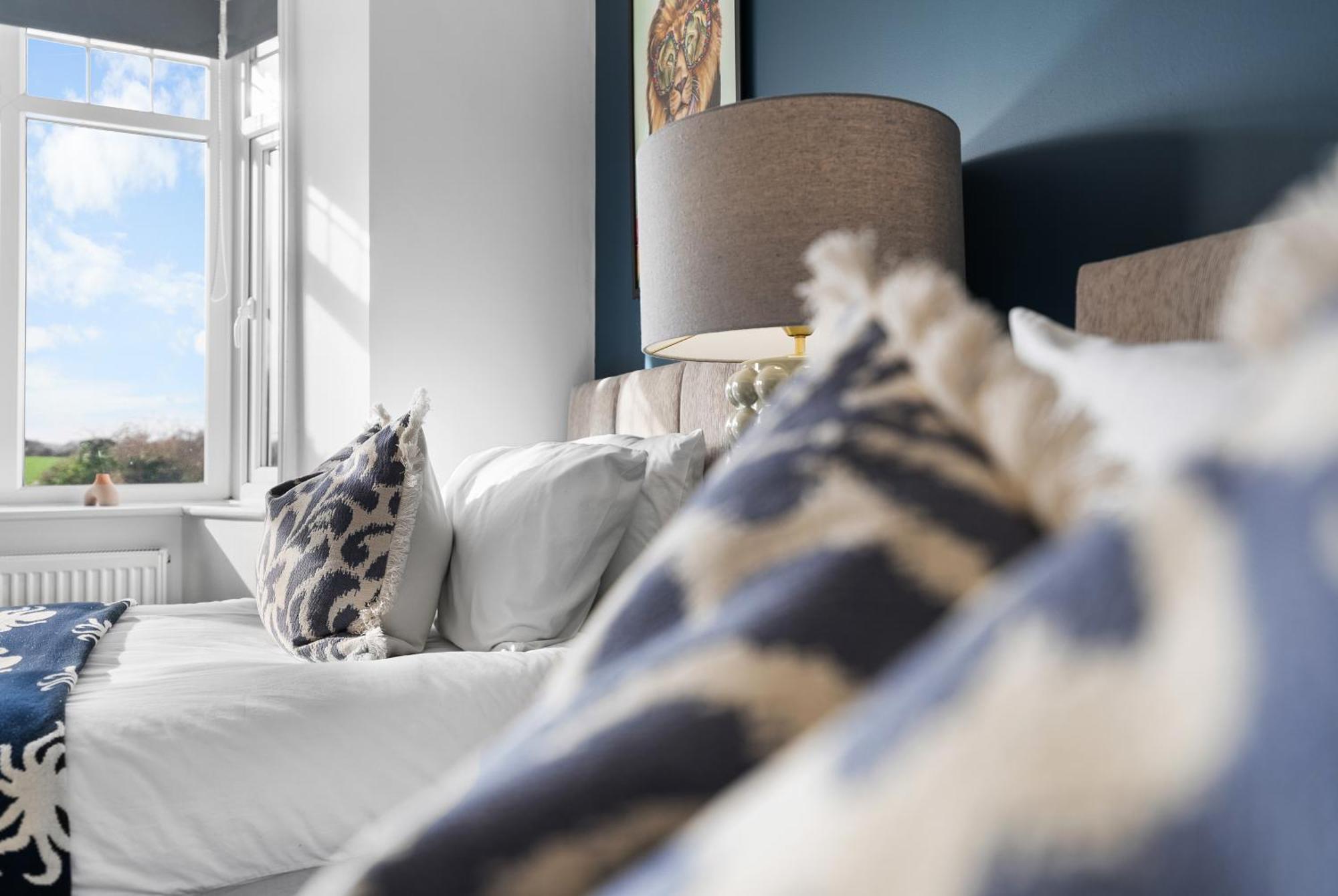 Long Term And Summer Special Offer! 5-Bedroom Spacious, Stunning Design, Sociable Areas & Cosy House Near South Downs Park, Sleeps 11 With Games Room, Private Parking And Garden- By Blue Puffin Stays ووتر لوفلي المظهر الخارجي الصورة
