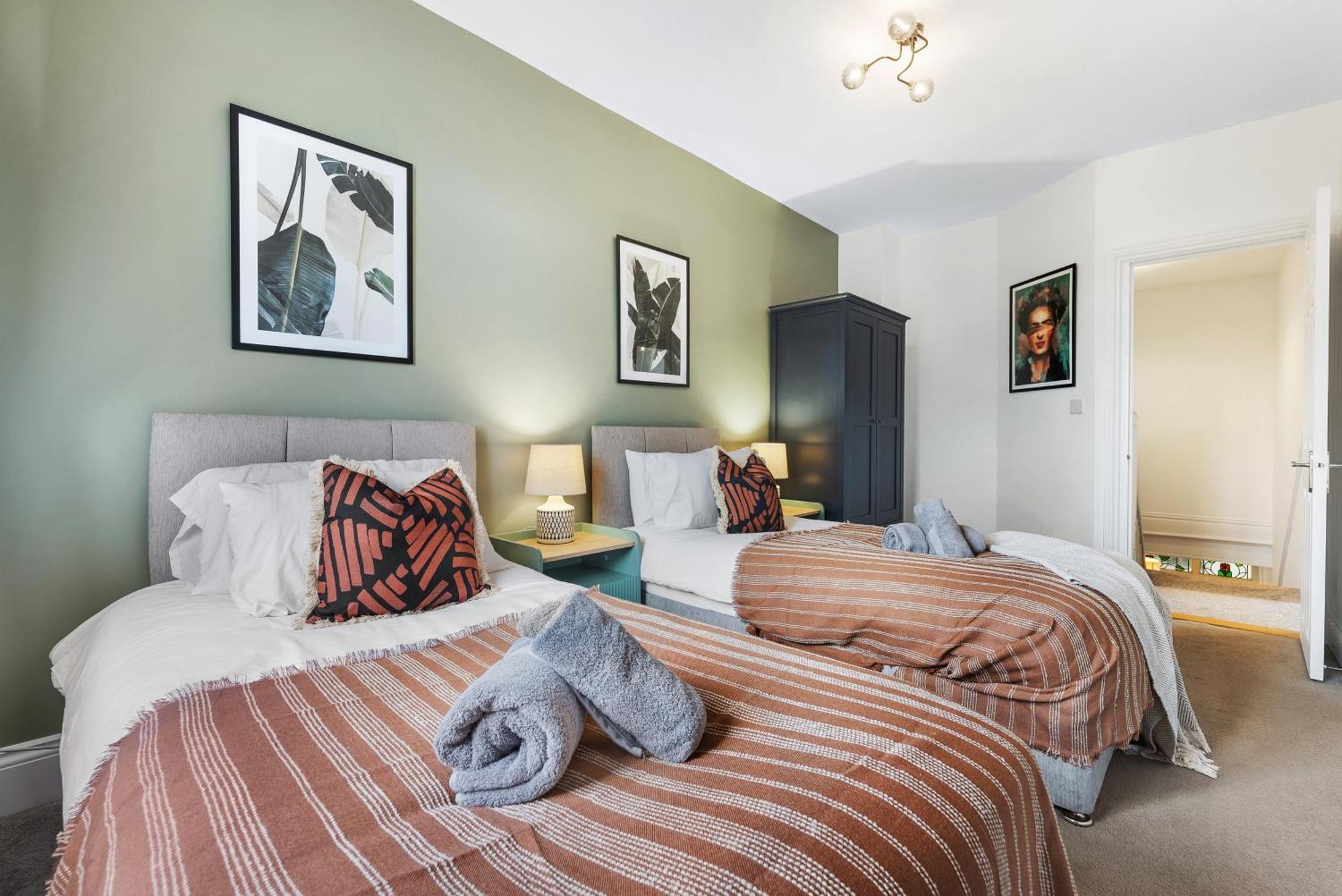 Long Term And Summer Special Offer! 5-Bedroom Spacious, Stunning Design, Sociable Areas & Cosy House Near South Downs Park, Sleeps 11 With Games Room, Private Parking And Garden- By Blue Puffin Stays ووتر لوفلي المظهر الخارجي الصورة
