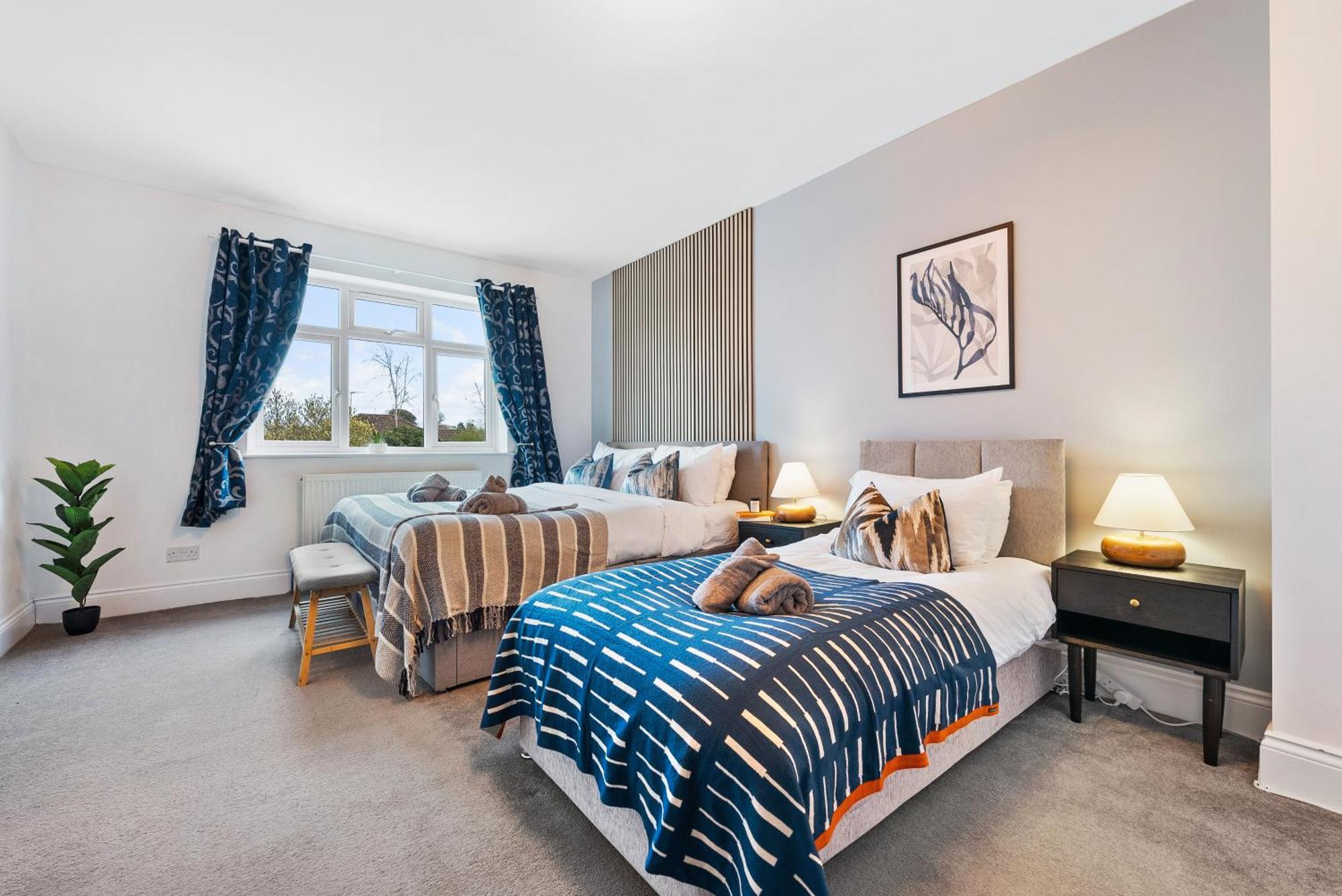 Long Term And Summer Special Offer! 5-Bedroom Spacious, Stunning Design, Sociable Areas & Cosy House Near South Downs Park, Sleeps 11 With Games Room, Private Parking And Garden- By Blue Puffin Stays ووتر لوفلي المظهر الخارجي الصورة