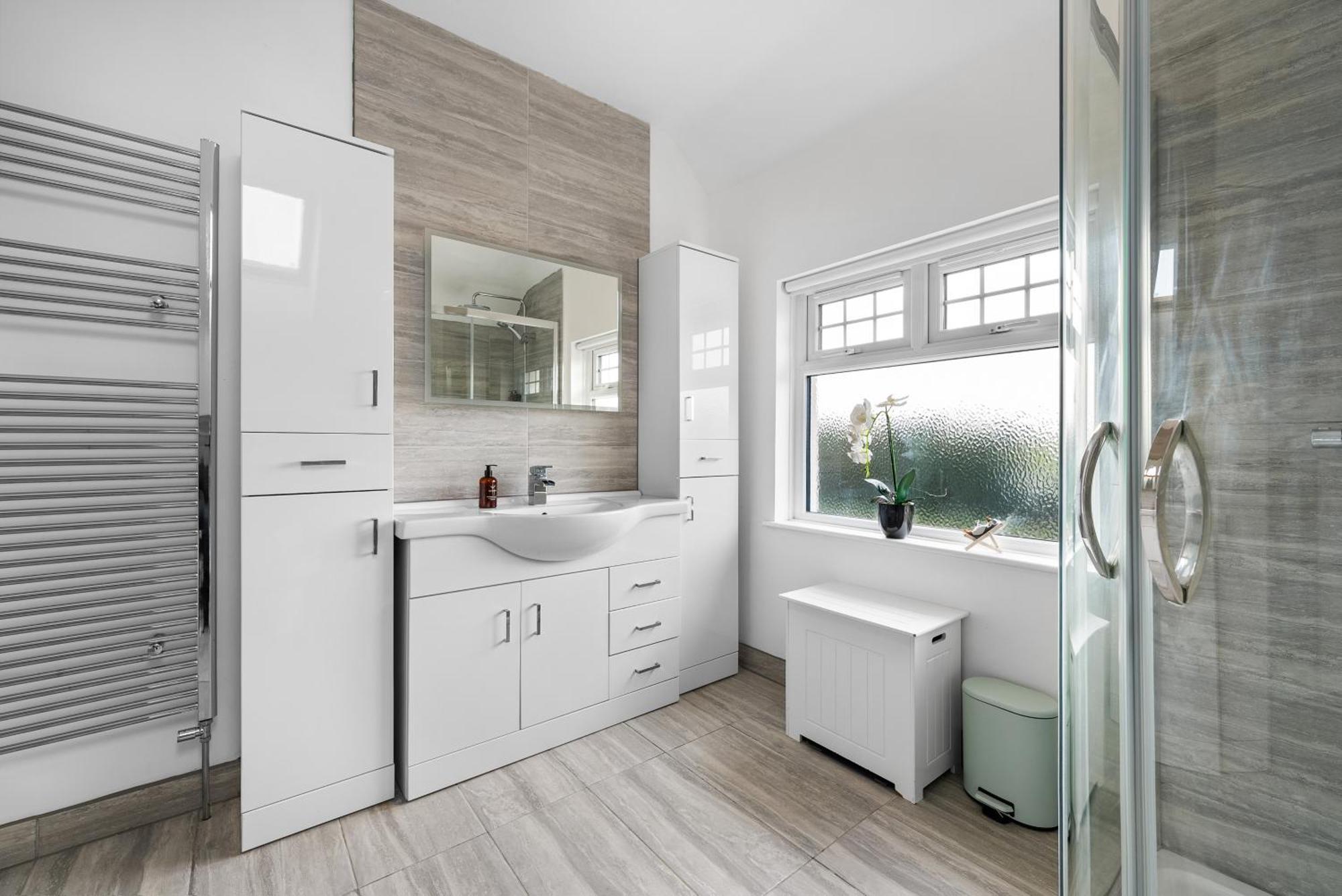 Long Term And Summer Special Offer! 5-Bedroom Spacious, Stunning Design, Sociable Areas & Cosy House Near South Downs Park, Sleeps 11 With Games Room, Private Parking And Garden- By Blue Puffin Stays ووتر لوفلي المظهر الخارجي الصورة