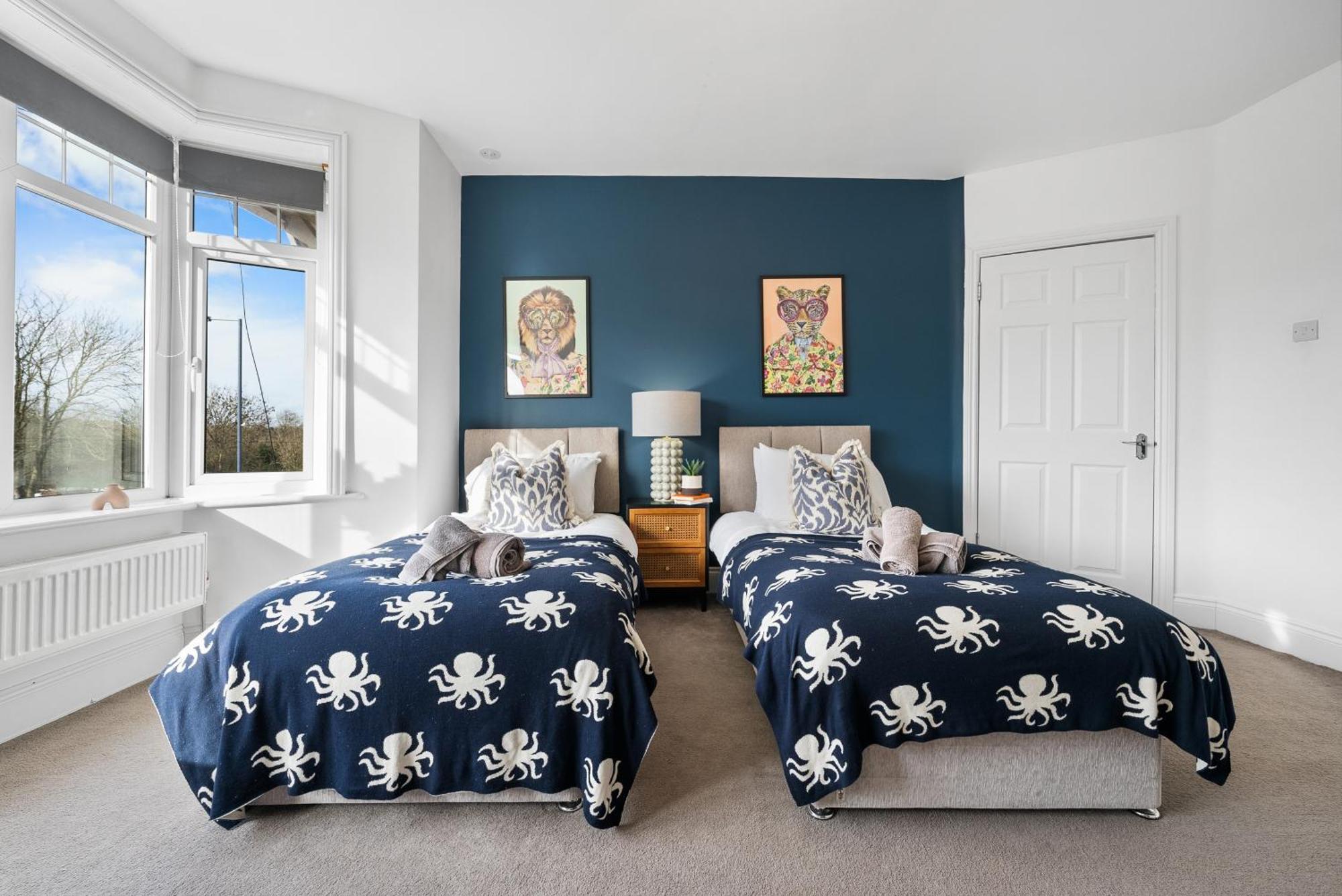 Long Term And Summer Special Offer! 5-Bedroom Spacious, Stunning Design, Sociable Areas & Cosy House Near South Downs Park, Sleeps 11 With Games Room, Private Parking And Garden- By Blue Puffin Stays ووتر لوفلي المظهر الخارجي الصورة