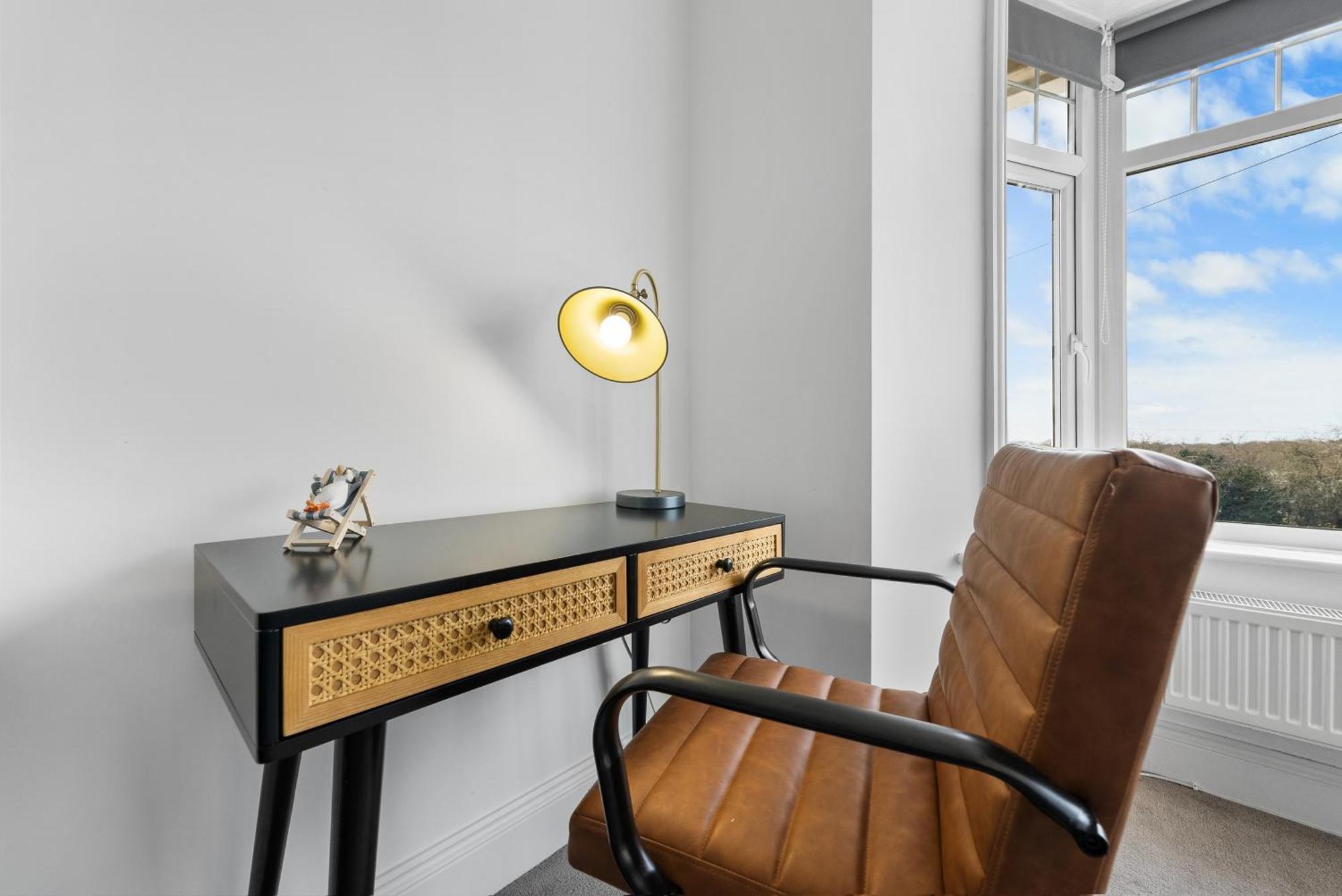 Long Term And Summer Special Offer! 5-Bedroom Spacious, Stunning Design, Sociable Areas & Cosy House Near South Downs Park, Sleeps 11 With Games Room, Private Parking And Garden- By Blue Puffin Stays ووتر لوفلي المظهر الخارجي الصورة
