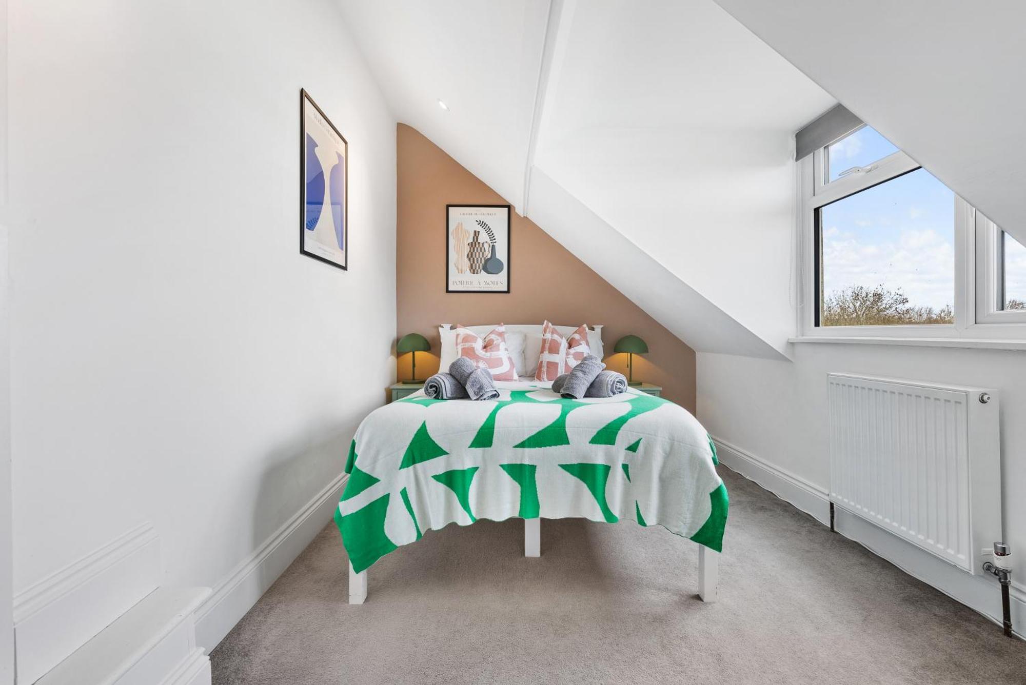 Long Term And Summer Special Offer! 5-Bedroom Spacious, Stunning Design, Sociable Areas & Cosy House Near South Downs Park, Sleeps 11 With Games Room, Private Parking And Garden- By Blue Puffin Stays ووتر لوفلي المظهر الخارجي الصورة