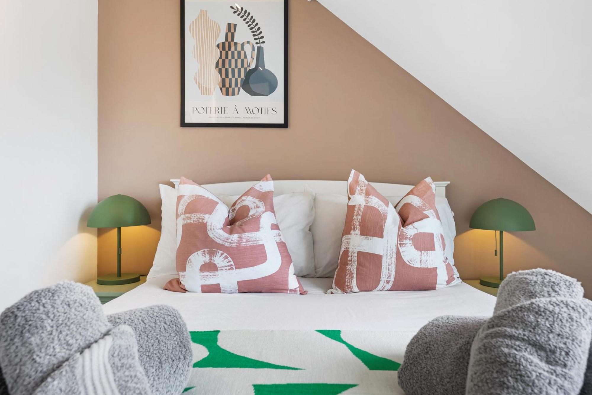 Long Term And Summer Special Offer! 5-Bedroom Spacious, Stunning Design, Sociable Areas & Cosy House Near South Downs Park, Sleeps 11 With Games Room, Private Parking And Garden- By Blue Puffin Stays ووتر لوفلي المظهر الخارجي الصورة