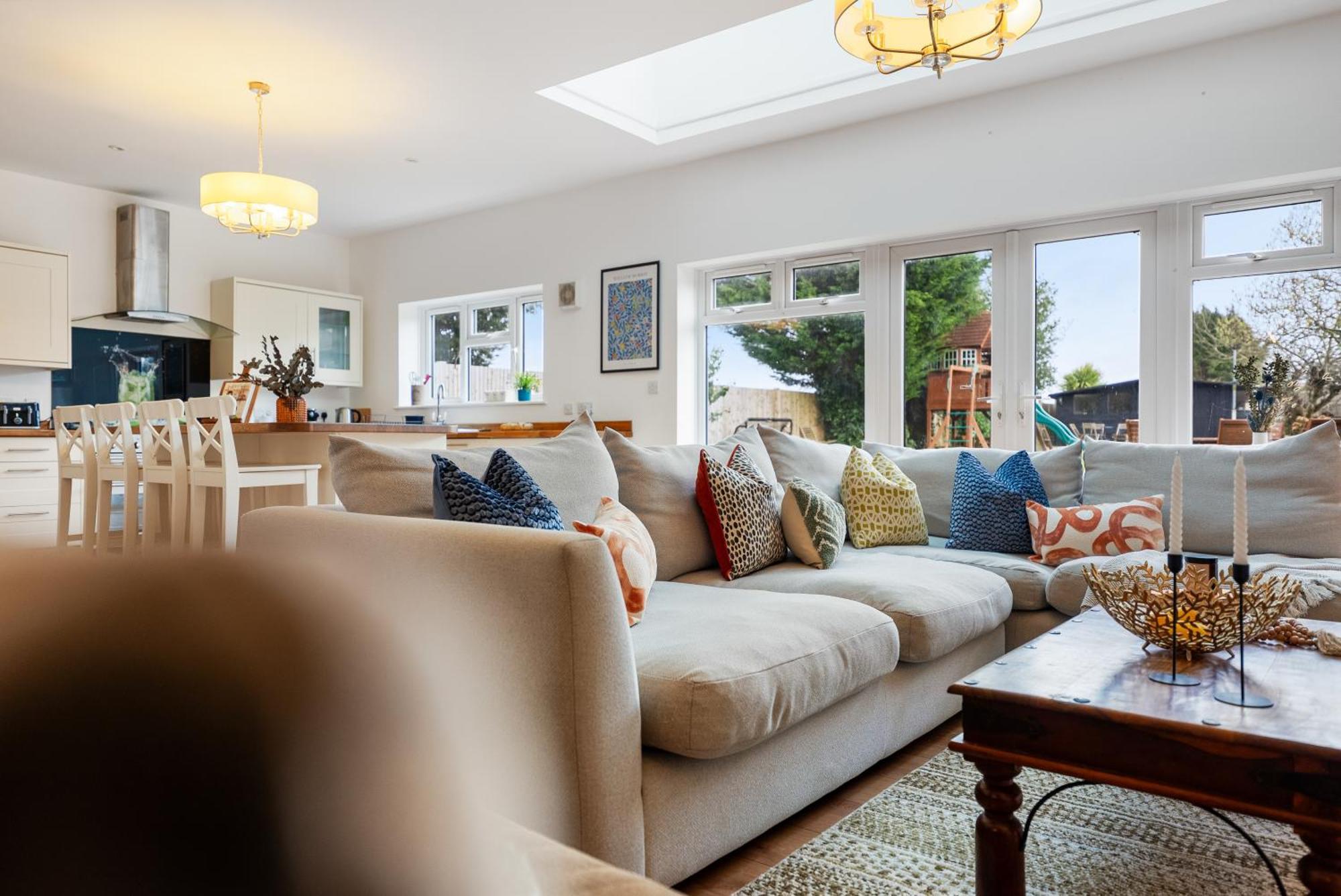 Long Term And Summer Special Offer! 5-Bedroom Spacious, Stunning Design, Sociable Areas & Cosy House Near South Downs Park, Sleeps 11 With Games Room, Private Parking And Garden- By Blue Puffin Stays ووتر لوفلي المظهر الخارجي الصورة