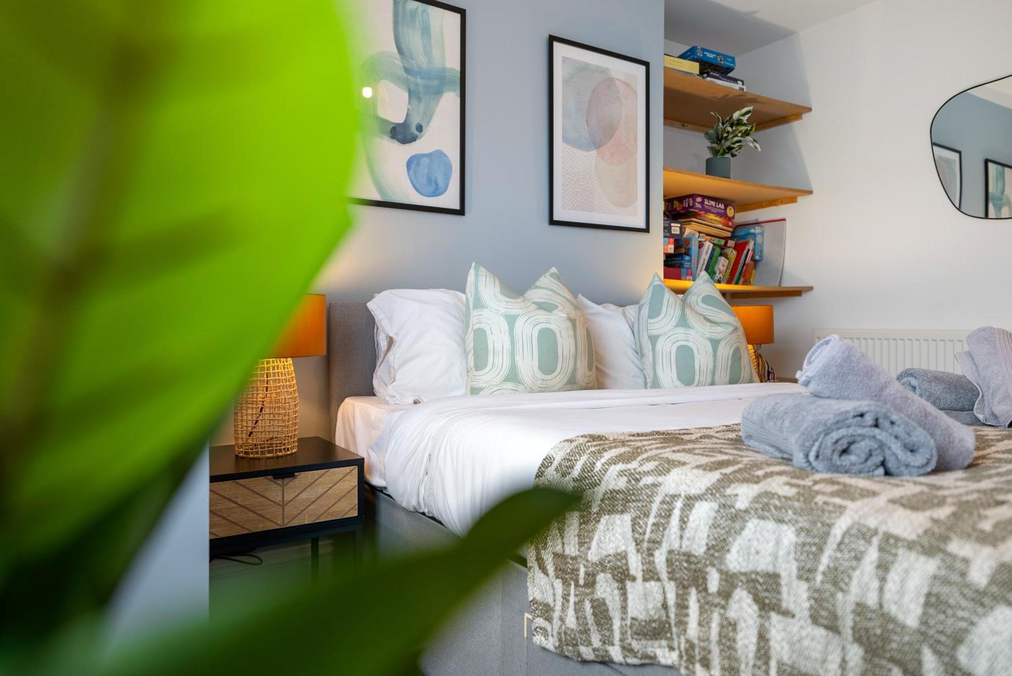 Long Term And Summer Special Offer! 5-Bedroom Spacious, Stunning Design, Sociable Areas & Cosy House Near South Downs Park, Sleeps 11 With Games Room, Private Parking And Garden- By Blue Puffin Stays ووتر لوفلي المظهر الخارجي الصورة