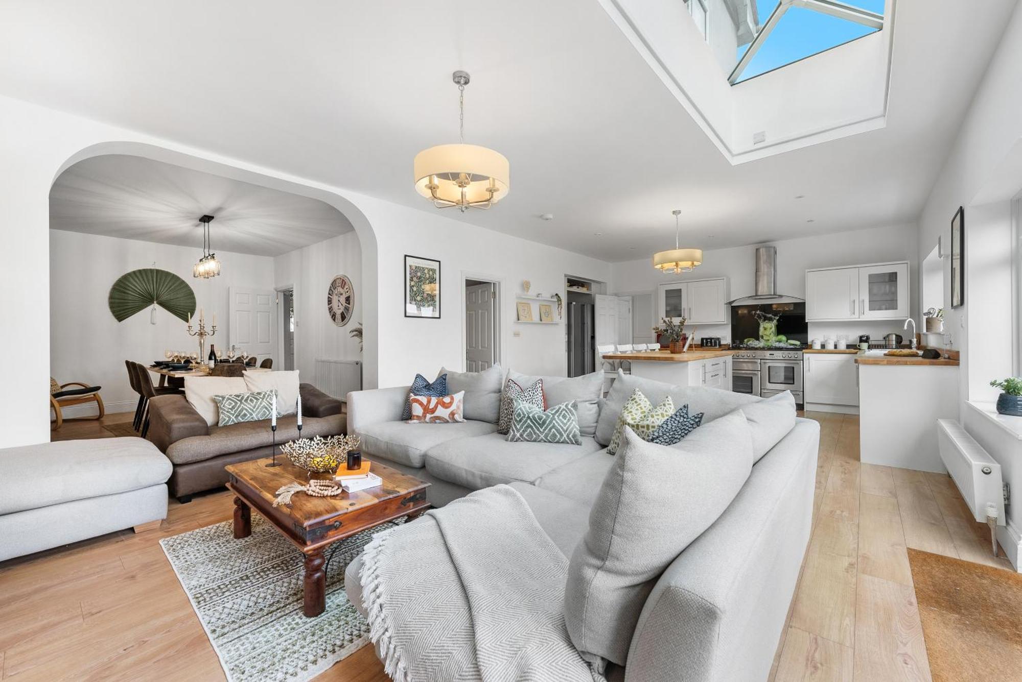 Long Term And Summer Special Offer! 5-Bedroom Spacious, Stunning Design, Sociable Areas & Cosy House Near South Downs Park, Sleeps 11 With Games Room, Private Parking And Garden- By Blue Puffin Stays ووتر لوفلي المظهر الخارجي الصورة