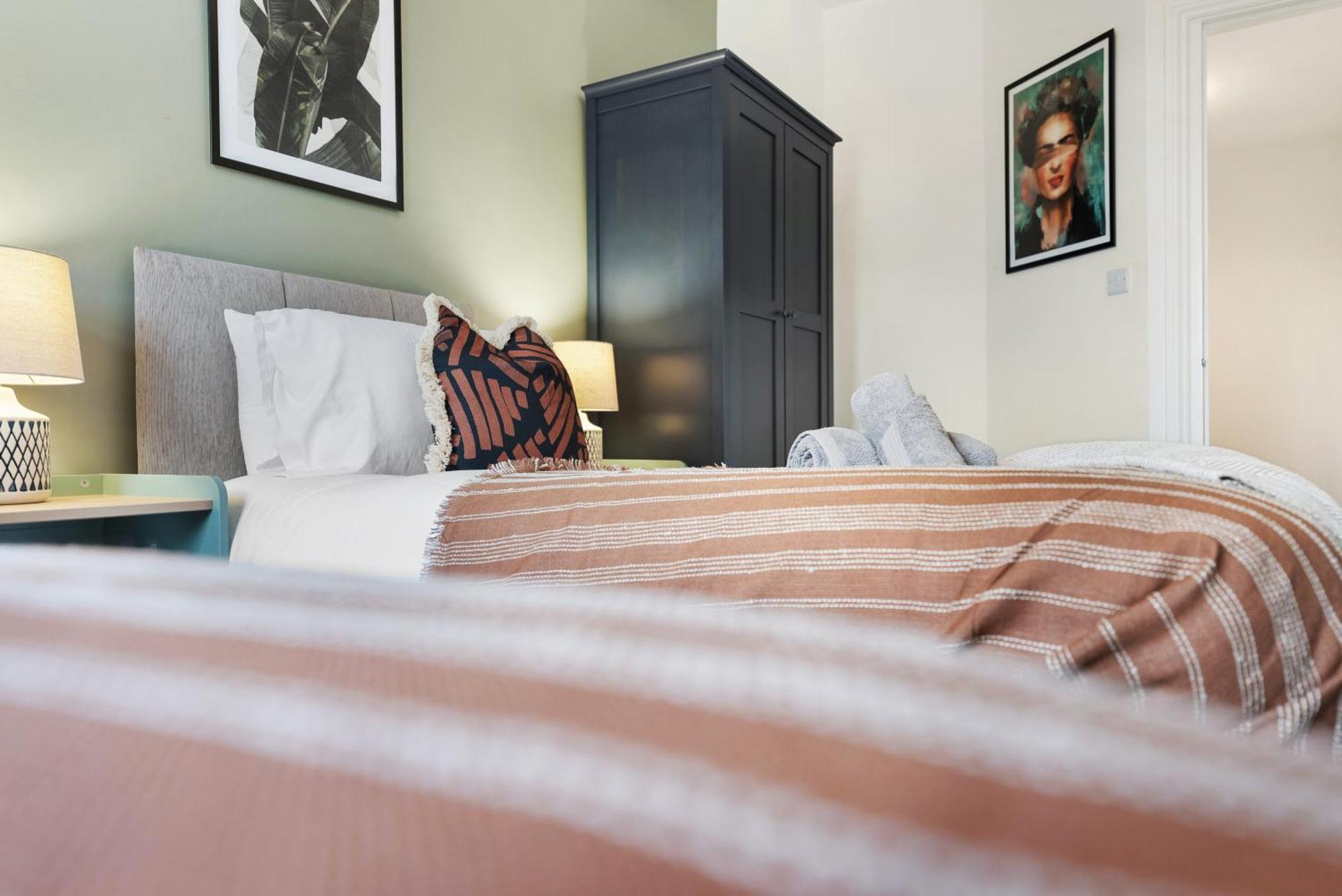 Long Term And Summer Special Offer! 5-Bedroom Spacious, Stunning Design, Sociable Areas & Cosy House Near South Downs Park, Sleeps 11 With Games Room, Private Parking And Garden- By Blue Puffin Stays ووتر لوفلي المظهر الخارجي الصورة