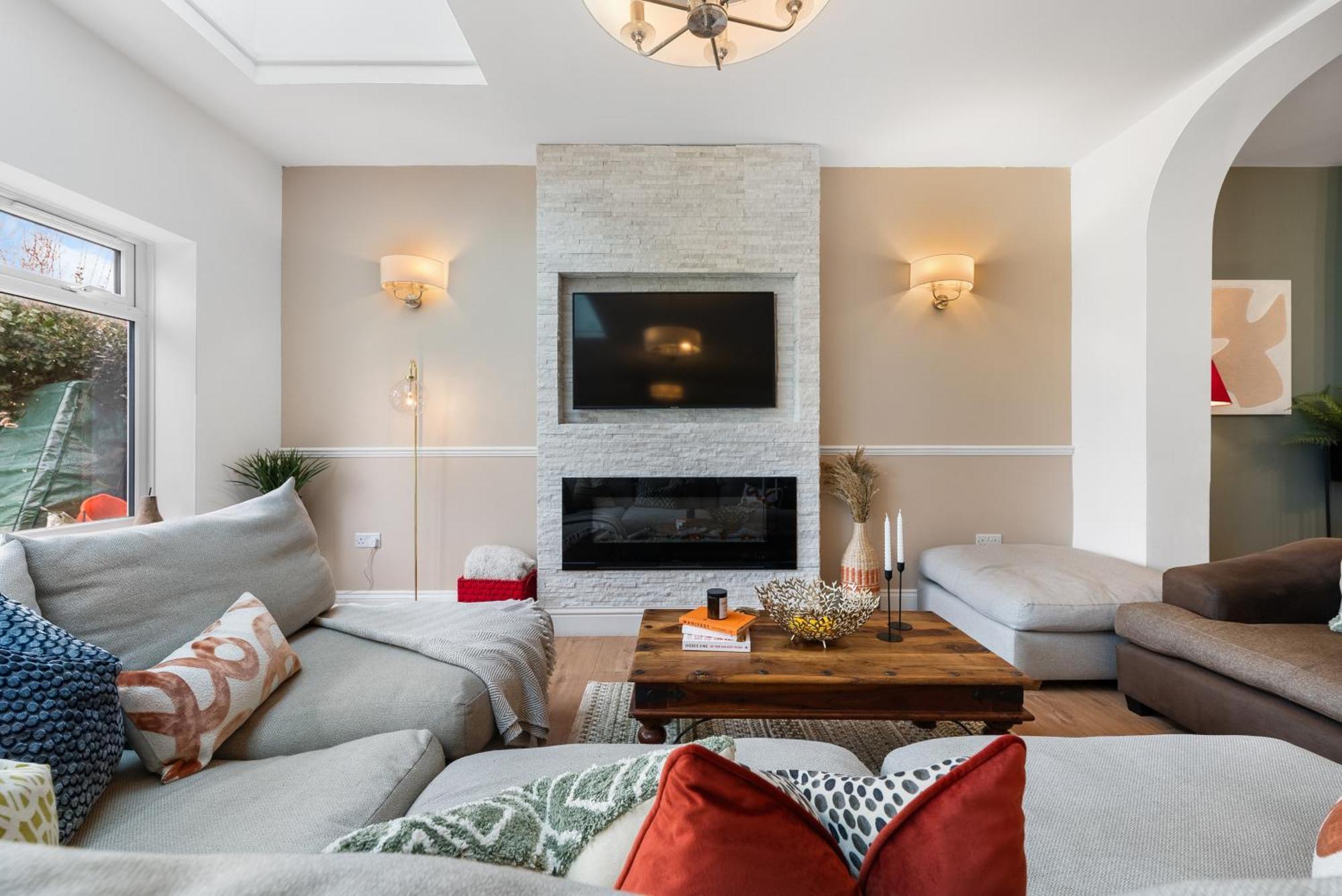 Long Term And Summer Special Offer! 5-Bedroom Spacious, Stunning Design, Sociable Areas & Cosy House Near South Downs Park, Sleeps 11 With Games Room, Private Parking And Garden- By Blue Puffin Stays ووتر لوفلي المظهر الخارجي الصورة