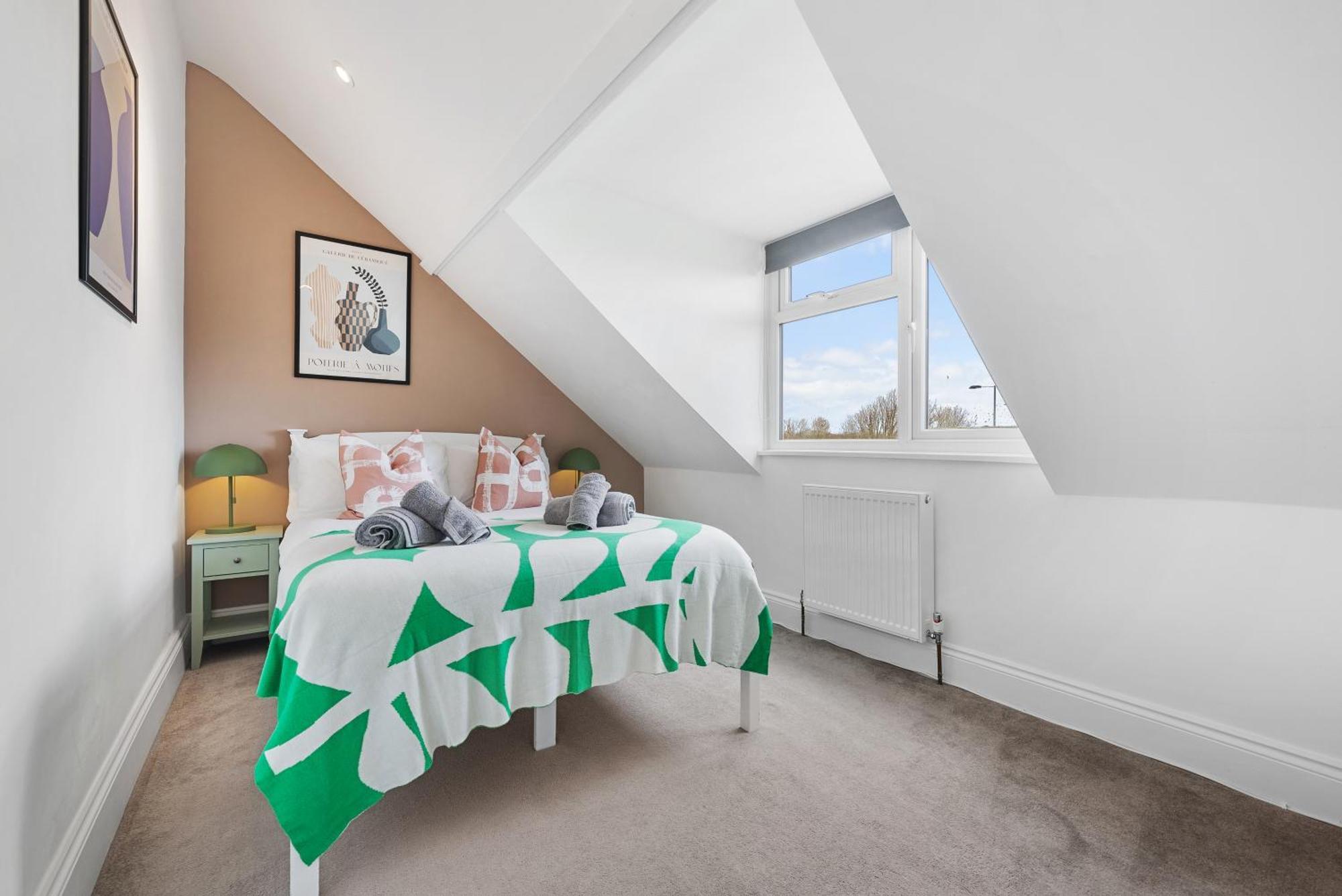 Long Term And Summer Special Offer! 5-Bedroom Spacious, Stunning Design, Sociable Areas & Cosy House Near South Downs Park, Sleeps 11 With Games Room, Private Parking And Garden- By Blue Puffin Stays ووتر لوفلي المظهر الخارجي الصورة