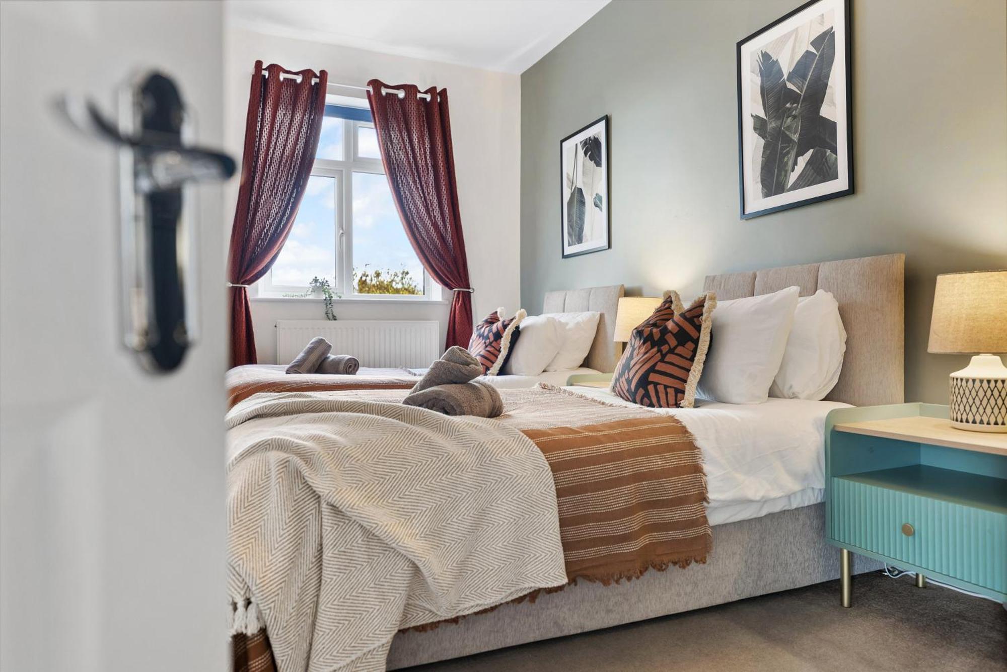 Long Term And Summer Special Offer! 5-Bedroom Spacious, Stunning Design, Sociable Areas & Cosy House Near South Downs Park, Sleeps 11 With Games Room, Private Parking And Garden- By Blue Puffin Stays ووتر لوفلي المظهر الخارجي الصورة