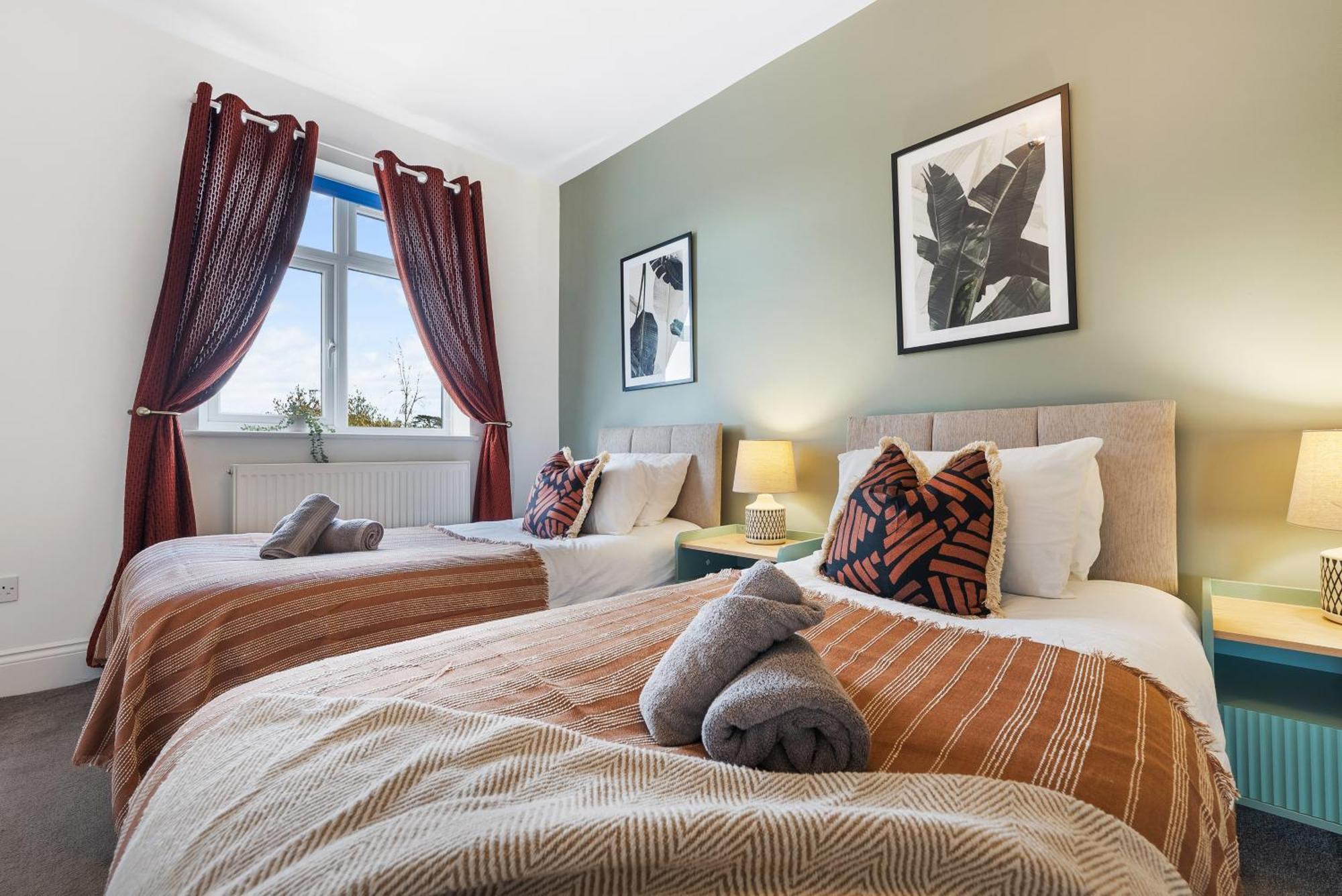 Long Term And Summer Special Offer! 5-Bedroom Spacious, Stunning Design, Sociable Areas & Cosy House Near South Downs Park, Sleeps 11 With Games Room, Private Parking And Garden- By Blue Puffin Stays ووتر لوفلي المظهر الخارجي الصورة