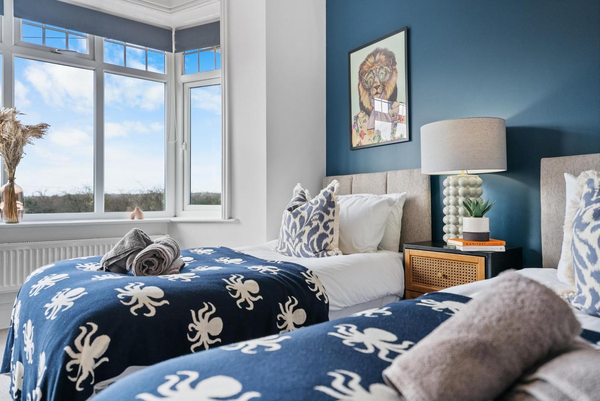 Long Term And Summer Special Offer! 5-Bedroom Spacious, Stunning Design, Sociable Areas & Cosy House Near South Downs Park, Sleeps 11 With Games Room, Private Parking And Garden- By Blue Puffin Stays ووتر لوفلي المظهر الخارجي الصورة