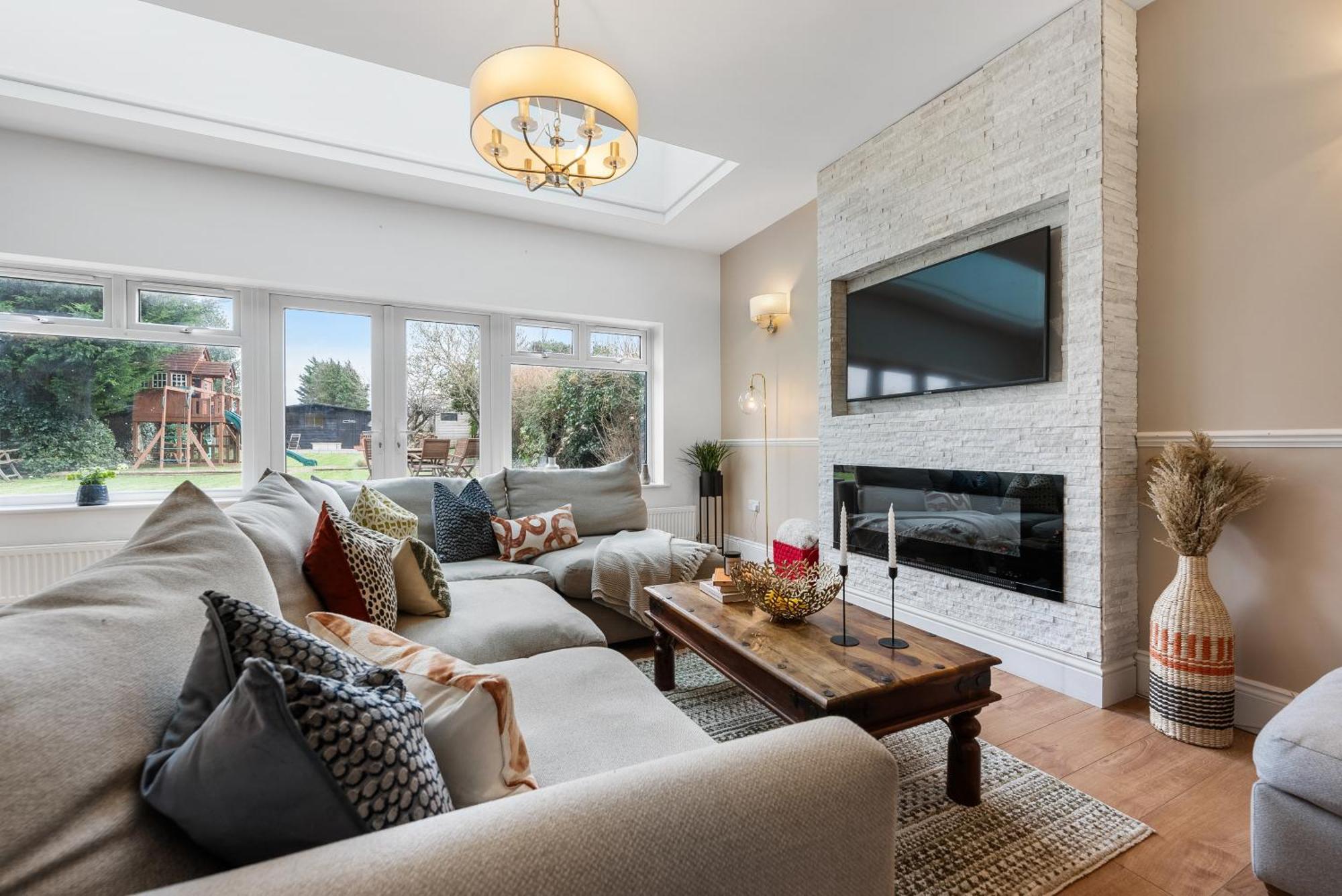 Long Term And Summer Special Offer! 5-Bedroom Spacious, Stunning Design, Sociable Areas & Cosy House Near South Downs Park, Sleeps 11 With Games Room, Private Parking And Garden- By Blue Puffin Stays ووتر لوفلي المظهر الخارجي الصورة