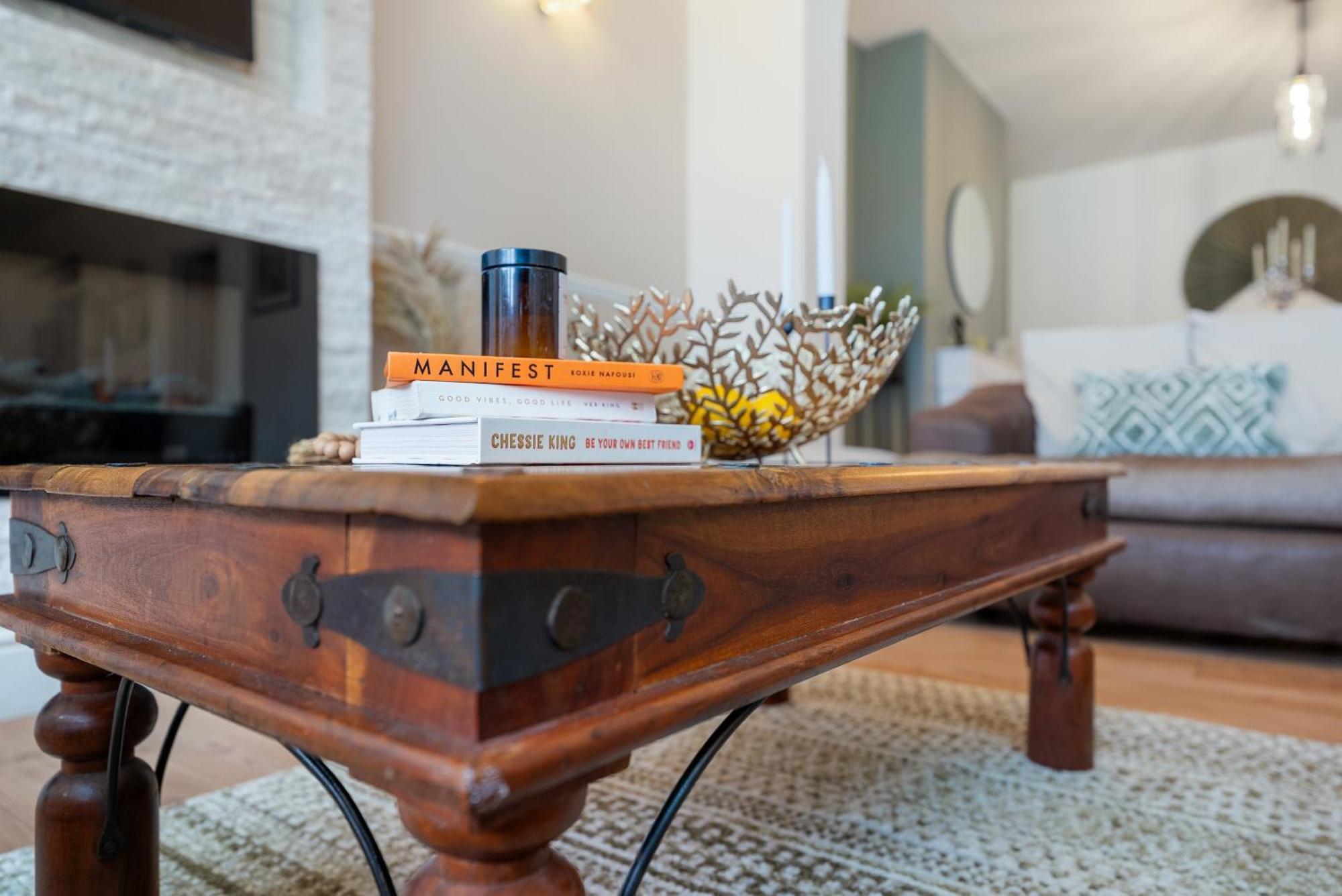 Long Term And Summer Special Offer! 5-Bedroom Spacious, Stunning Design, Sociable Areas & Cosy House Near South Downs Park, Sleeps 11 With Games Room, Private Parking And Garden- By Blue Puffin Stays ووتر لوفلي المظهر الخارجي الصورة