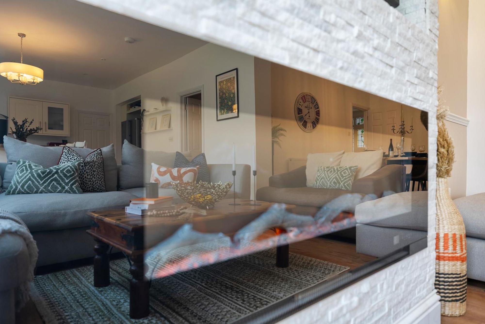 Long Term And Summer Special Offer! 5-Bedroom Spacious, Stunning Design, Sociable Areas & Cosy House Near South Downs Park, Sleeps 11 With Games Room, Private Parking And Garden- By Blue Puffin Stays ووتر لوفلي المظهر الخارجي الصورة