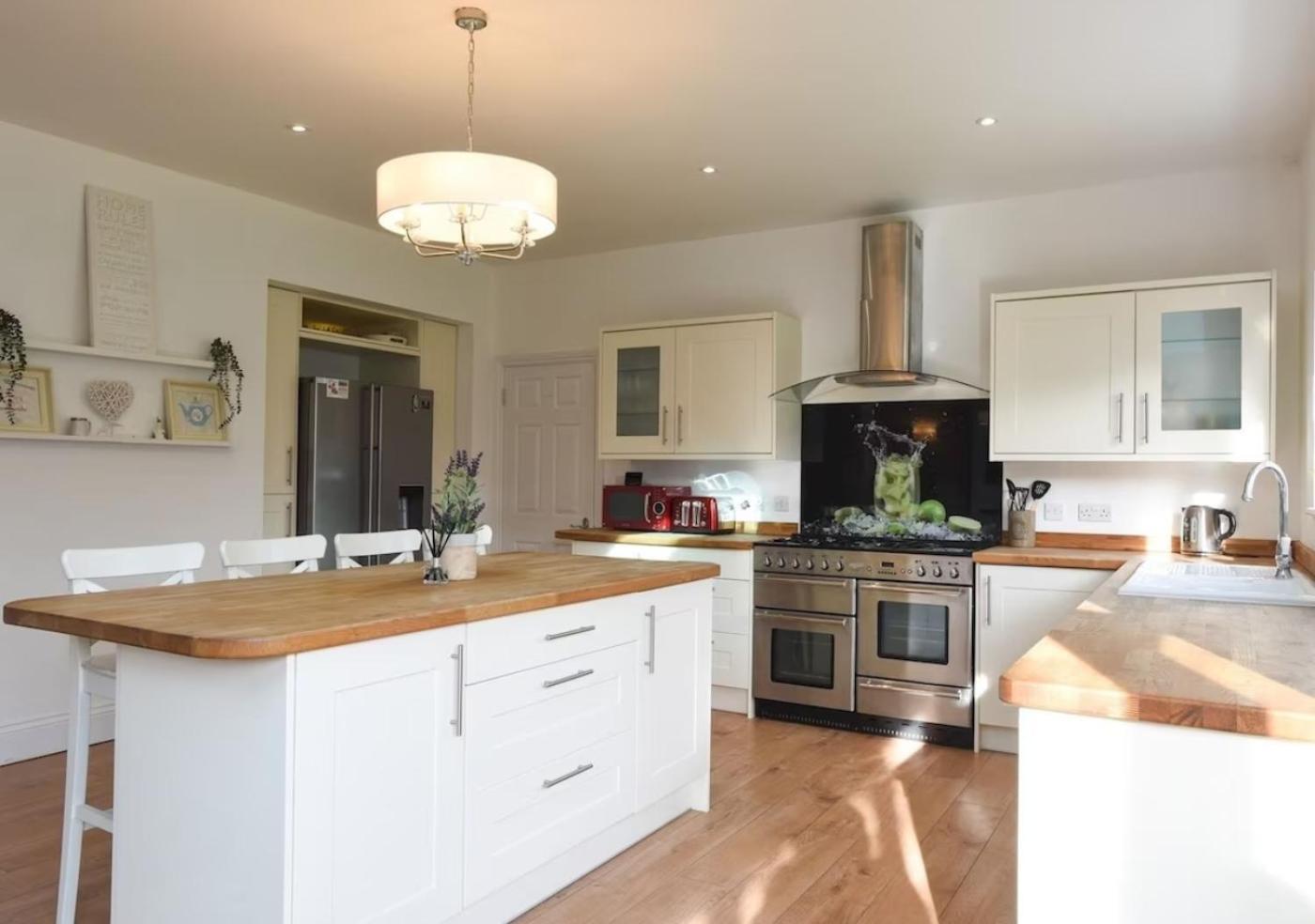 Long Term And Summer Special Offer! 5-Bedroom Spacious, Stunning Design, Sociable Areas & Cosy House Near South Downs Park, Sleeps 11 With Games Room, Private Parking And Garden- By Blue Puffin Stays ووتر لوفلي المظهر الخارجي الصورة